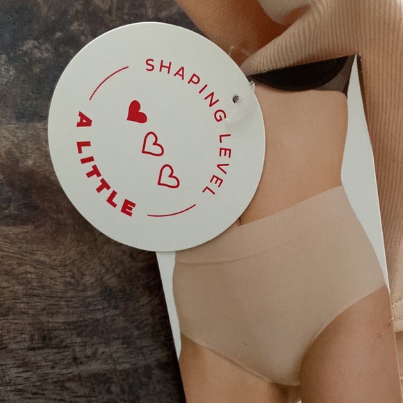 Assets Women's All Around Smoothers Thong - Beige size large light tummy smooth - Picture 3 of 8